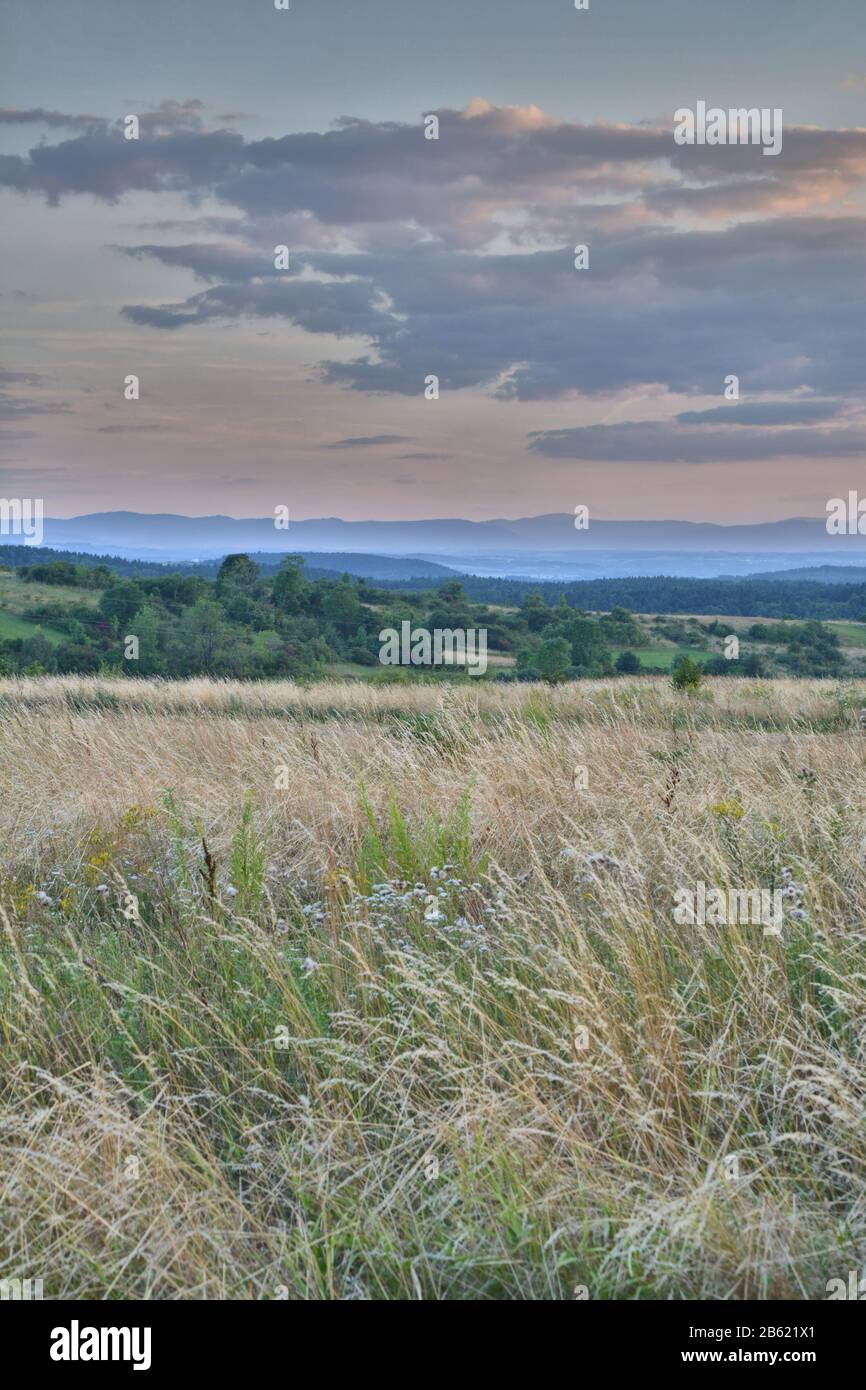 Ländliche Landschaft in Polen. Berge im Hintergrund Stockfoto