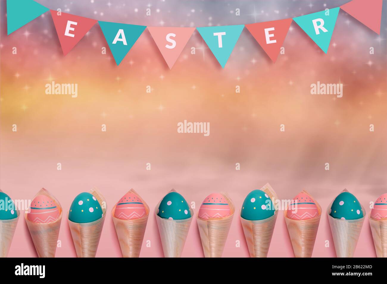 Muster mit farbigen verzierten Eiern in Bambuskegeln sehen aus wie Eis und Flaggen garland mit Hinweisschild auf pinkfarbenem Hintergrund. Konzept von Ostern, Null Abfall, Ökologie, Kopierraum. Stockfoto