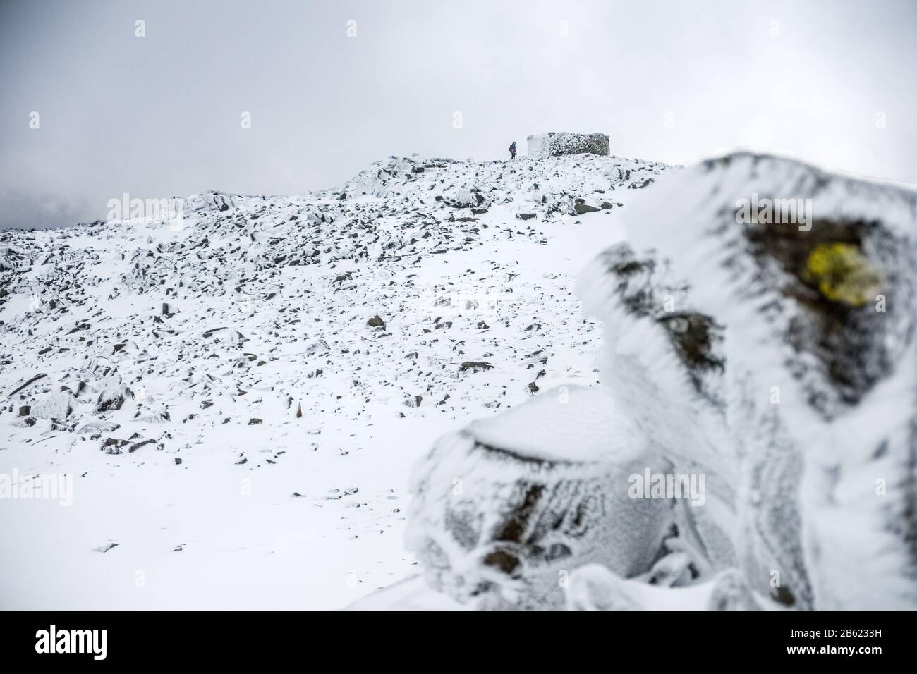 Der schneebedeckte Gipfel des Scafell Pike, Englands höchster Berg, im Lake District National Park, Cumbria Stockfoto