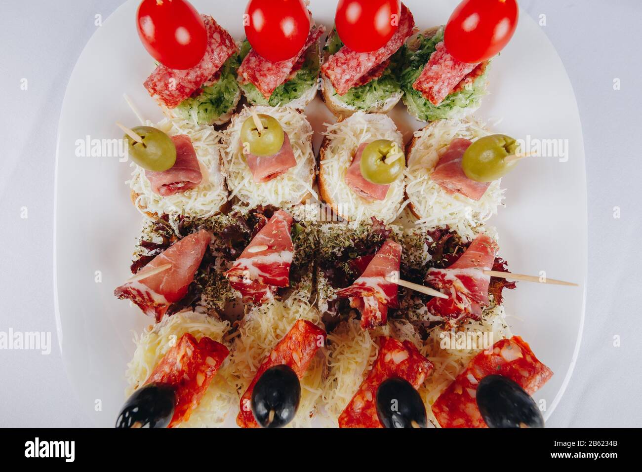 Salami canapes -Fotos und -Bildmaterial in hoher Auflösung - Seite 2 ...