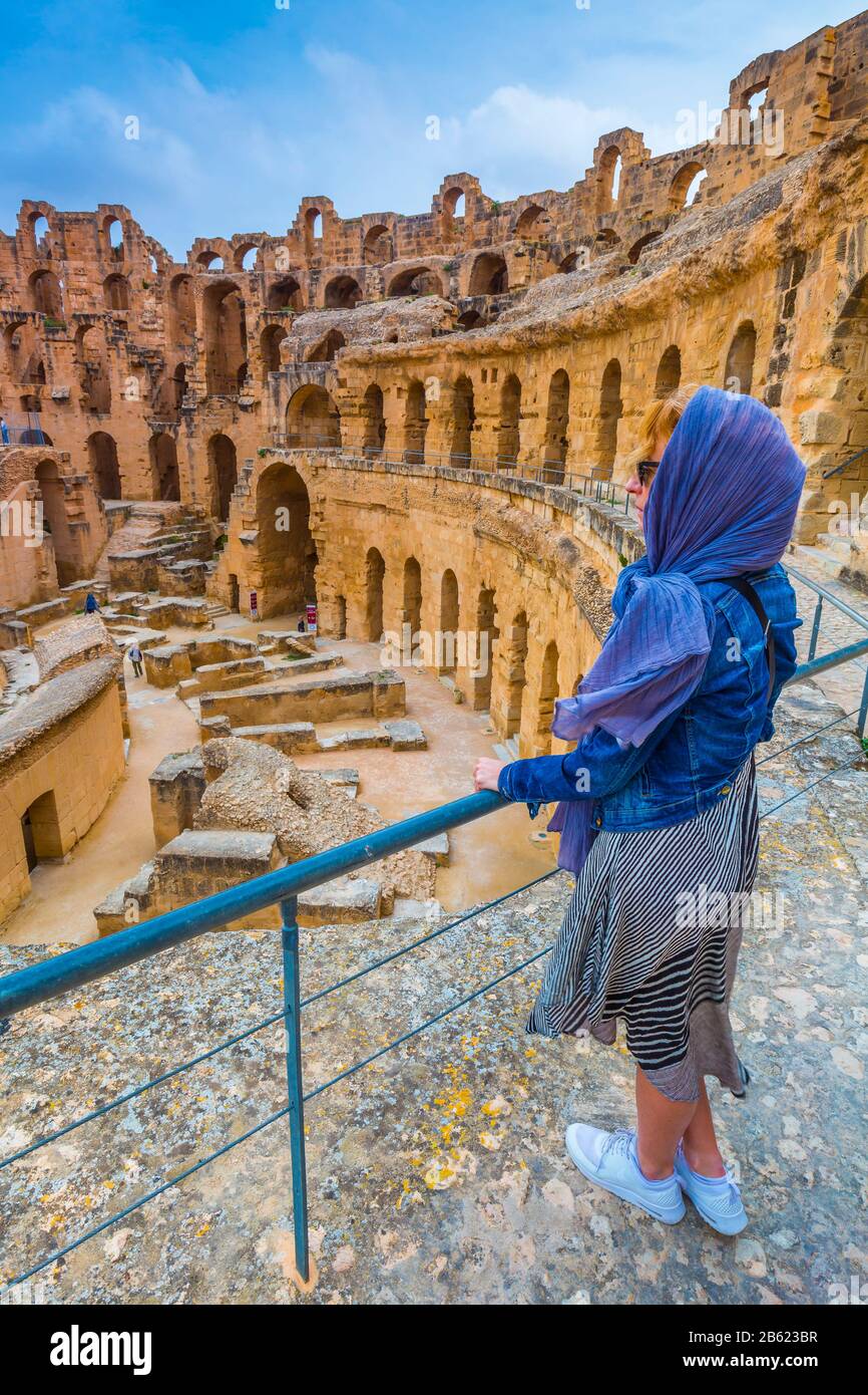 Touristenfrau in einem Amphitheater des römischen Imperiums. Stockfoto