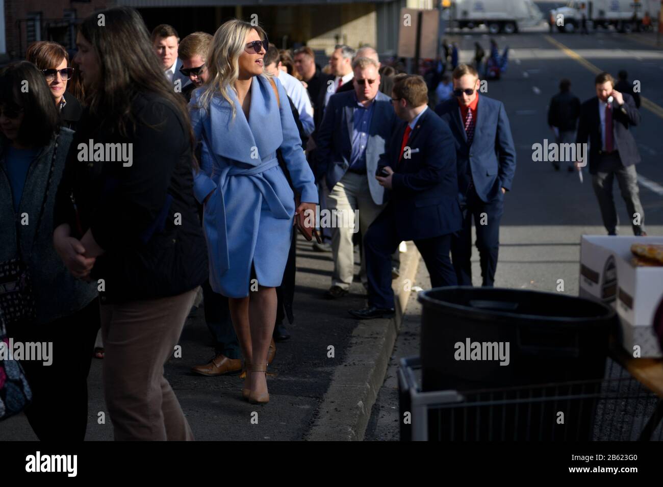 Die Leute warten draußen, vor einem Rathaus mit Präsident Donald Trump und moderiert von FOX News Channel, im Scranton Cultural Center in Scranton, PA, Stockfoto