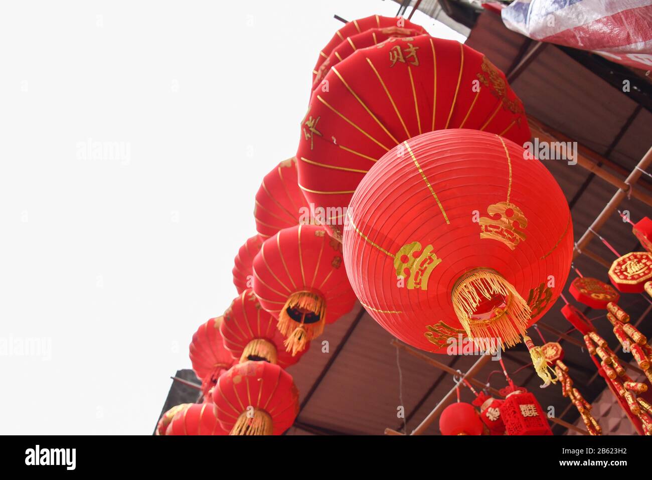 Die traditionellen roten Laternen (mit dem Charakter 'Fu', was Glück bedeutet）zum Verkauf. Stockfoto