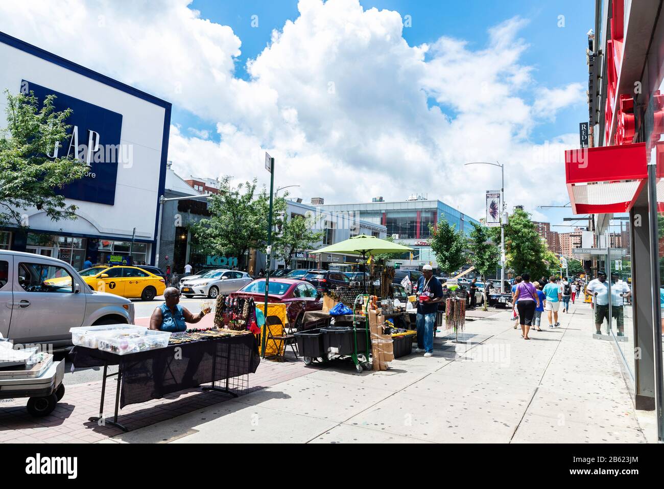 New York City, USA - 4. August 2018: Händler in seiner Kleidung, Schmuck und Accessoires stall auf einer Straße in Harlem, New York City, USA Stockfoto