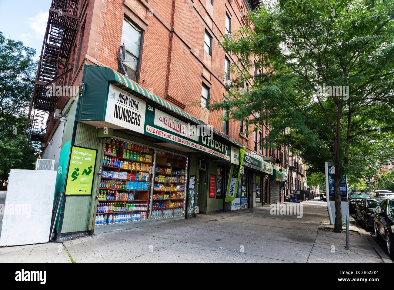 New York City, USA - 4. August 2018: Straße mit Lebensmittelgeschäft in Harlem, Manhattan, New York City, USA Stockfoto