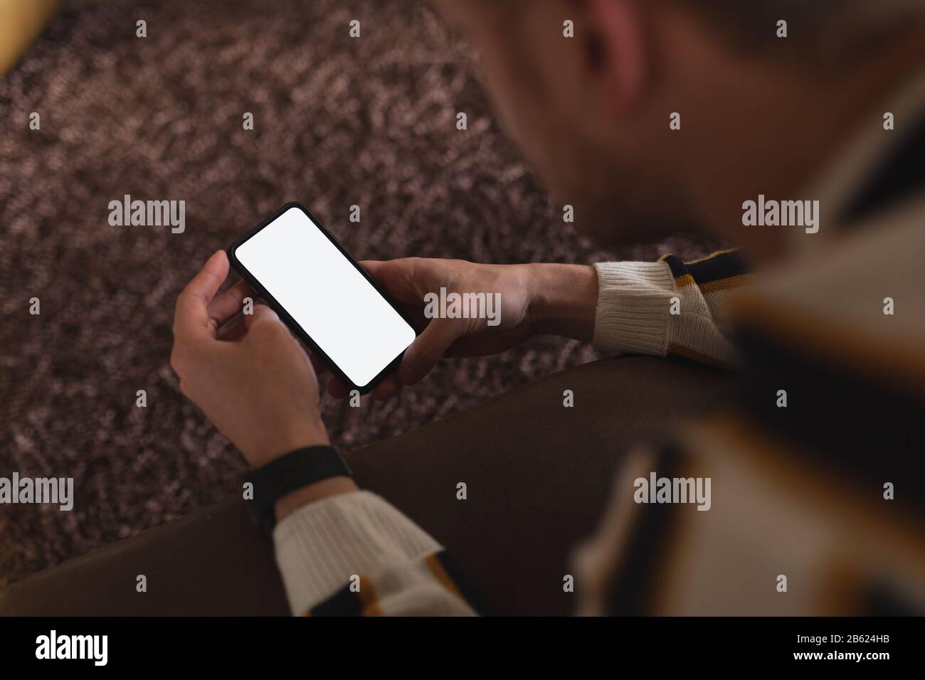 Mann mit einem Smartphone über die Schulter sehen Stockfoto