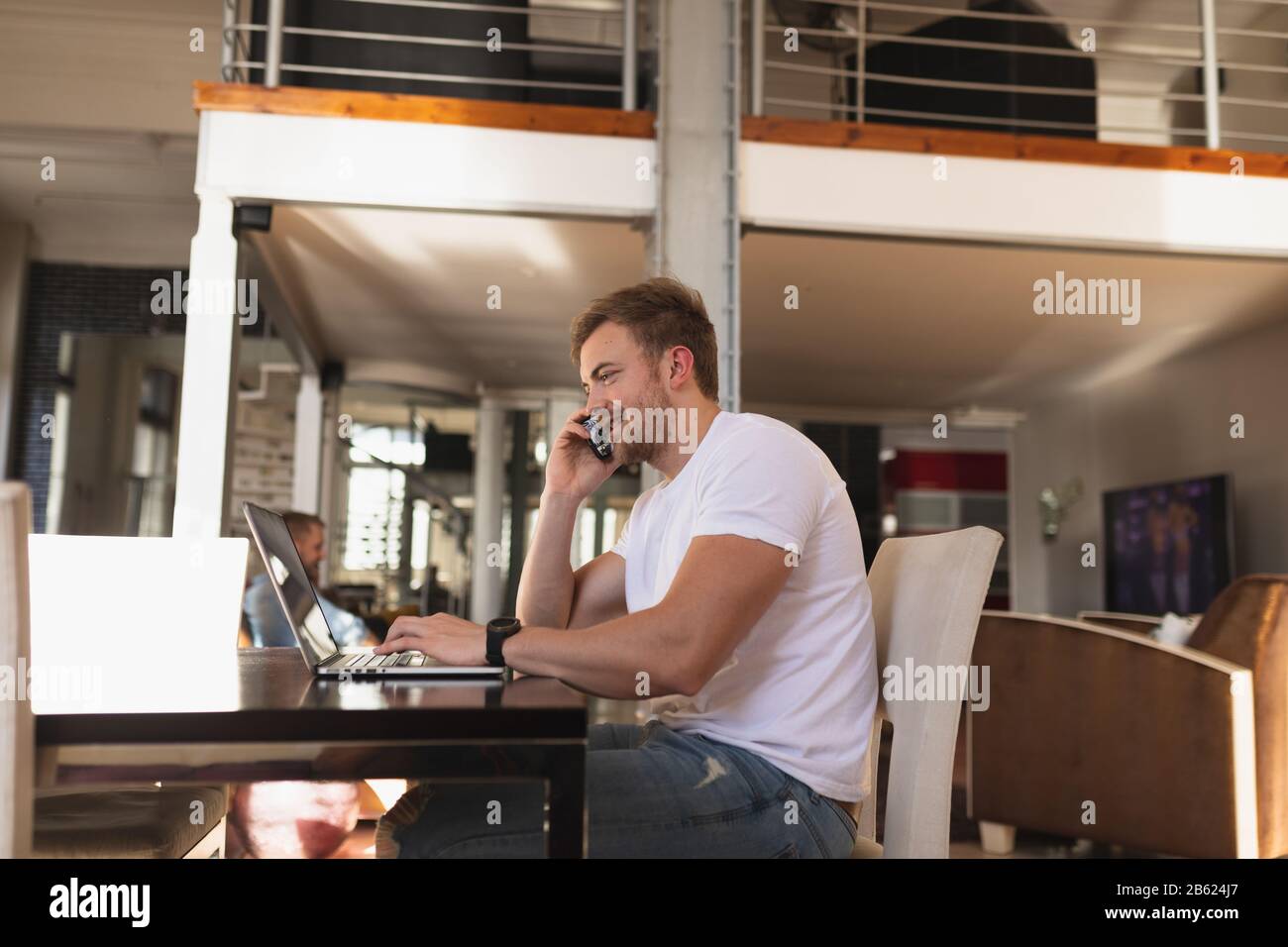 Kaukasischen Mann am Telefon sprechen Stockfoto