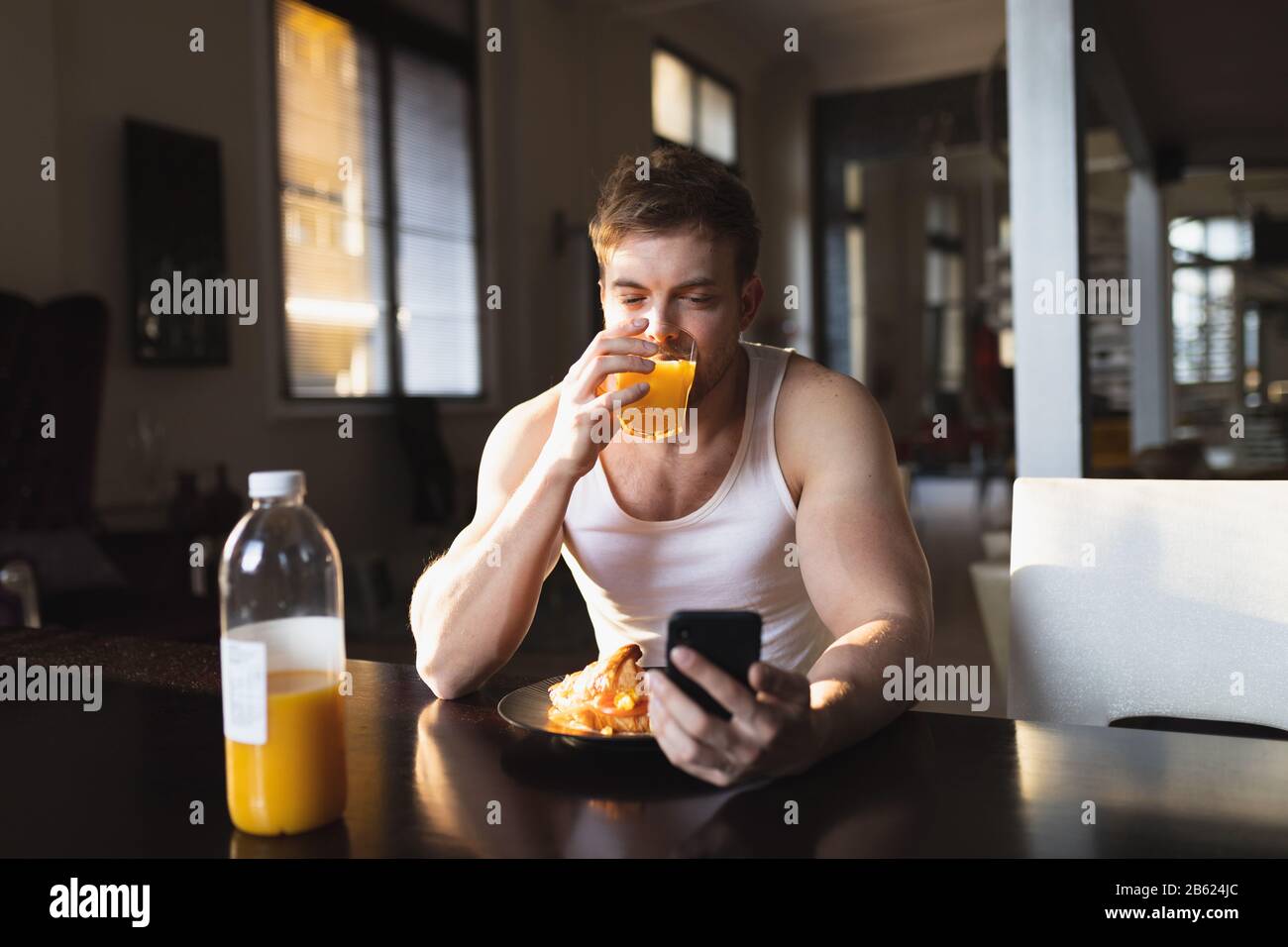 Kaukasische Männer essen zusammen Frühstück Stockfoto
