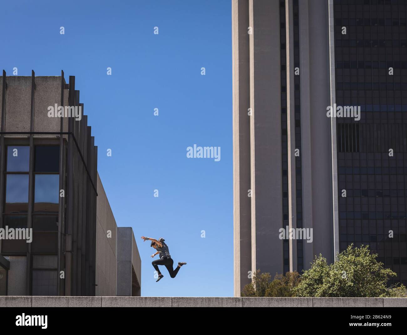 Kaukasischer Mann springt an die Wand Stockfoto