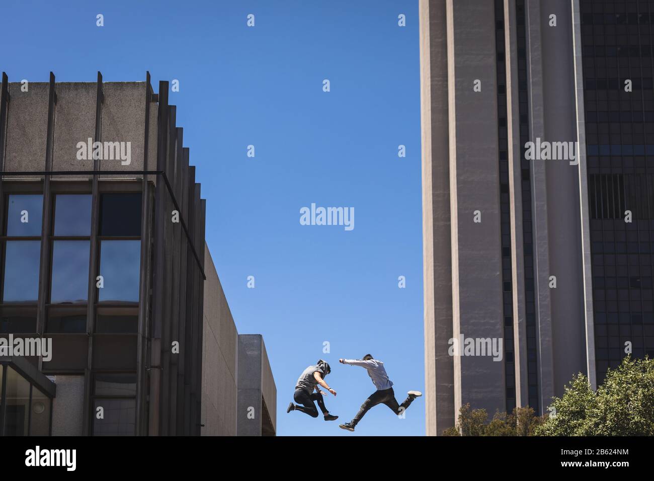 Kaukasische Männer springen auf die Straße Stockfoto