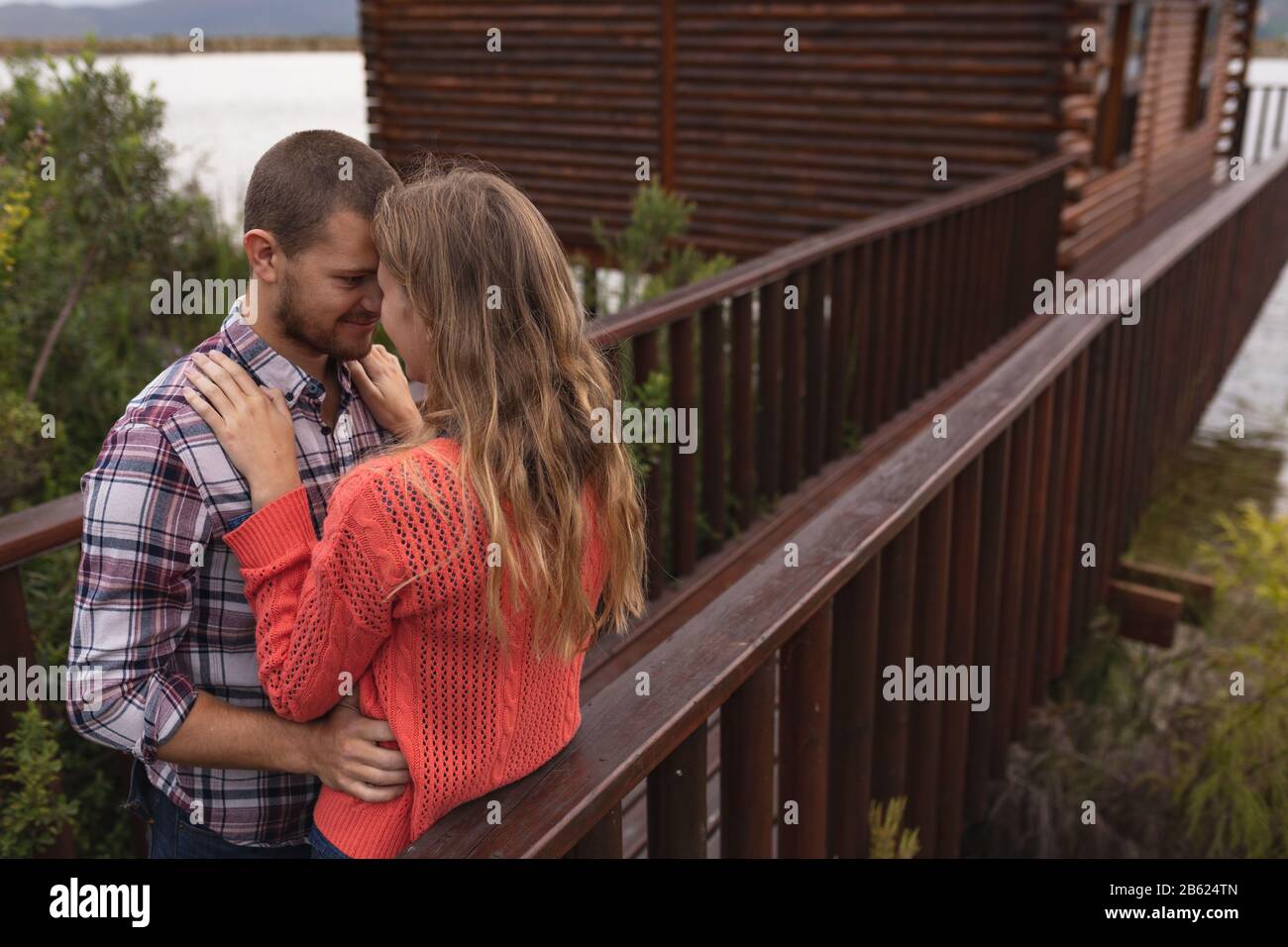 Kaukasische Paare kuscheln draußen Stockfoto