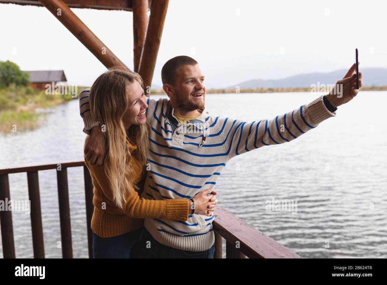 Kaukasisches Paar, das selfie nimmt Stockfoto