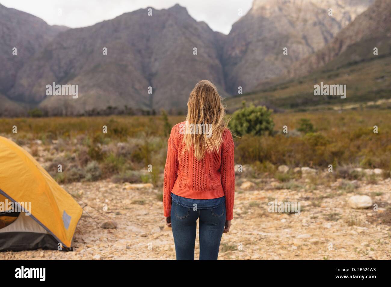 Kaukasische Frau bewundert die Aussicht in der Nähe ihres Lagers Stockfoto