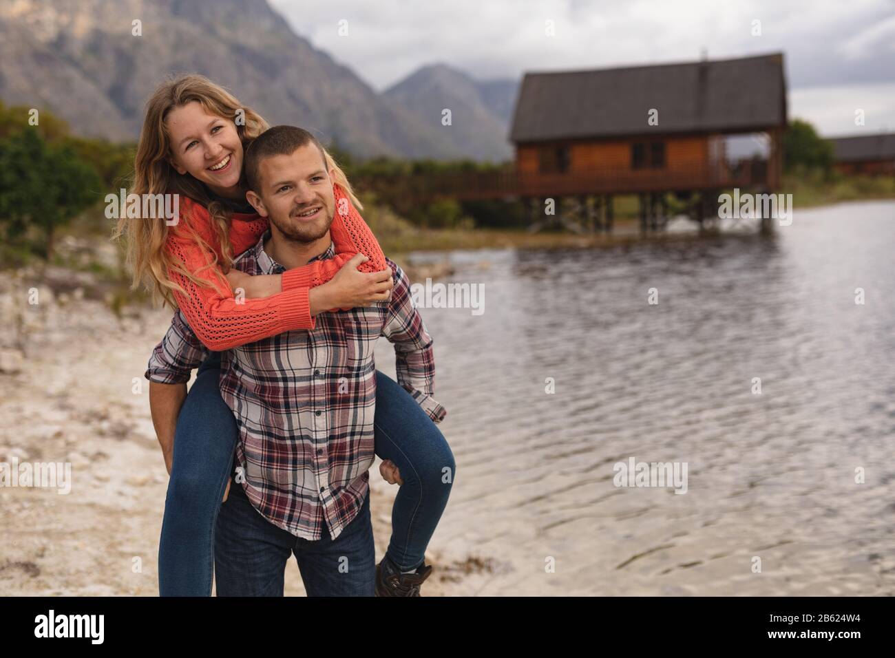 Kaukasische Paare genießen den Blick auf den See Stockfoto