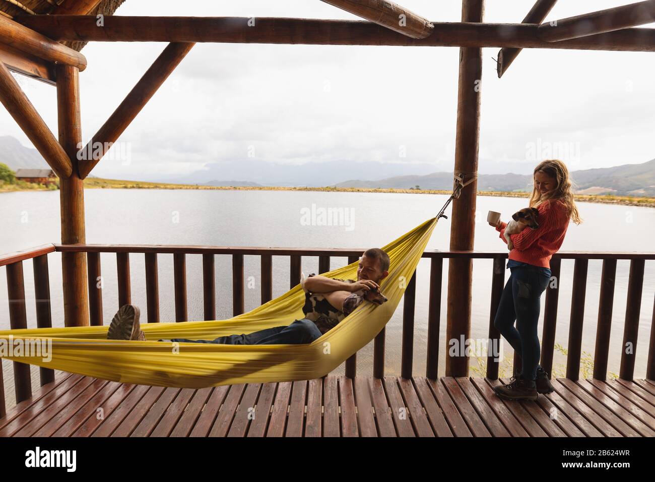 Kaukasische Paare genießen ihren Balkon Stockfoto