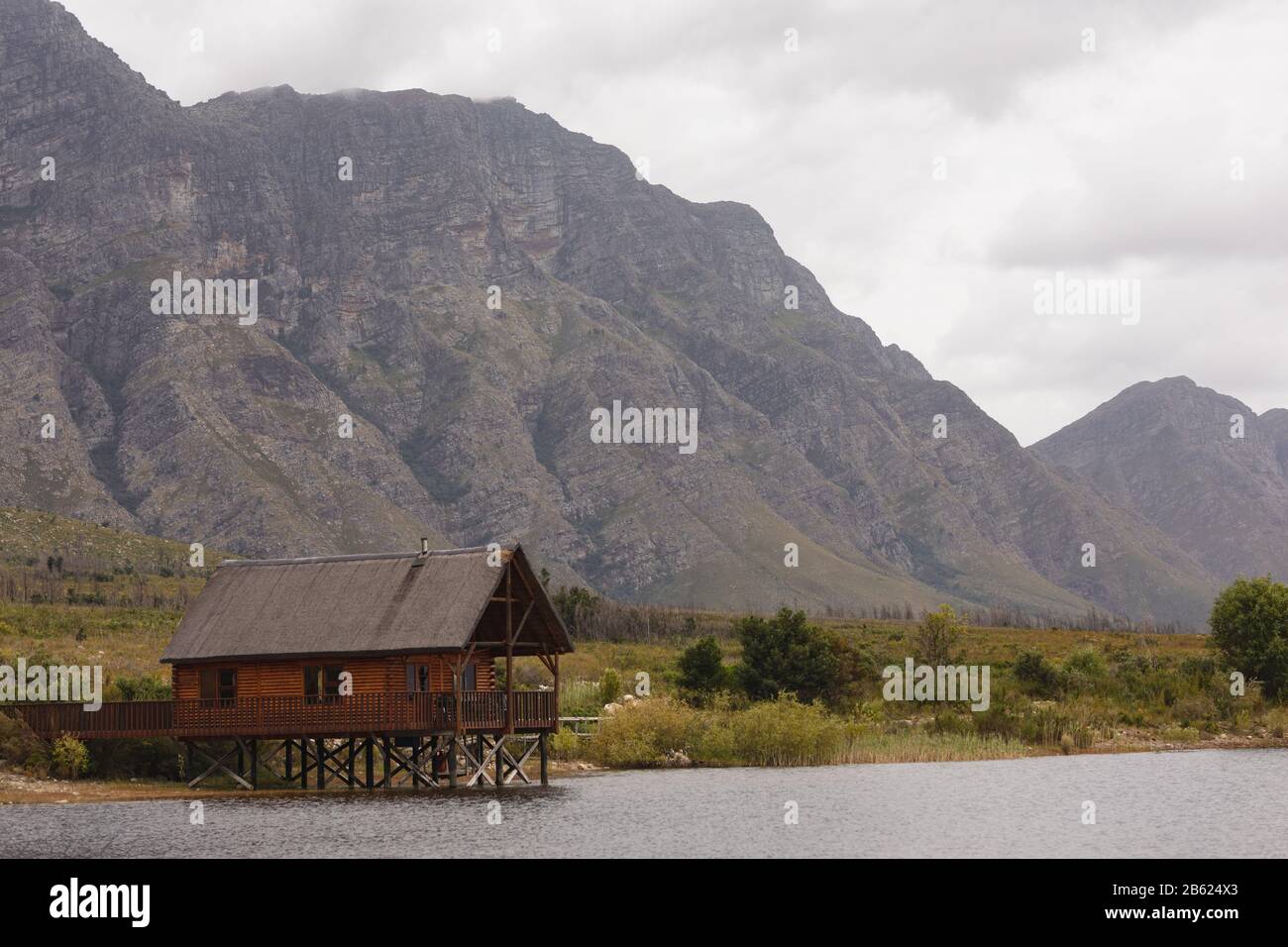 Holzschuppen über dem See Stockfoto