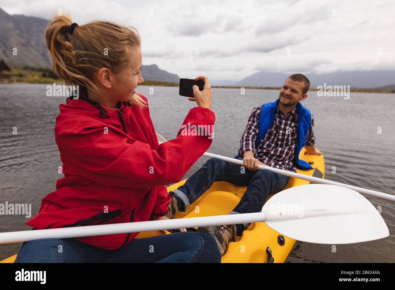 Kaukasische Paare genießen ihr Kajak und machen Fotos Stockfoto
