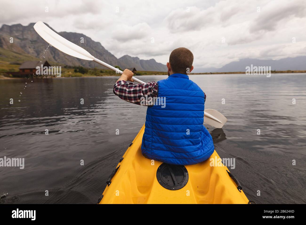 Kaukasischer Mann, der Kajak macht Stockfoto