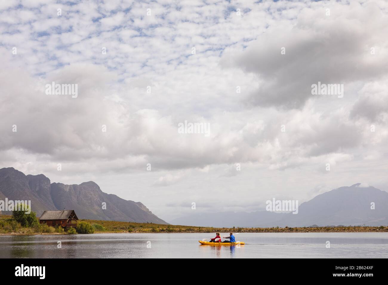 Kaukasische Paare machen Kajak auf dem See Stockfoto