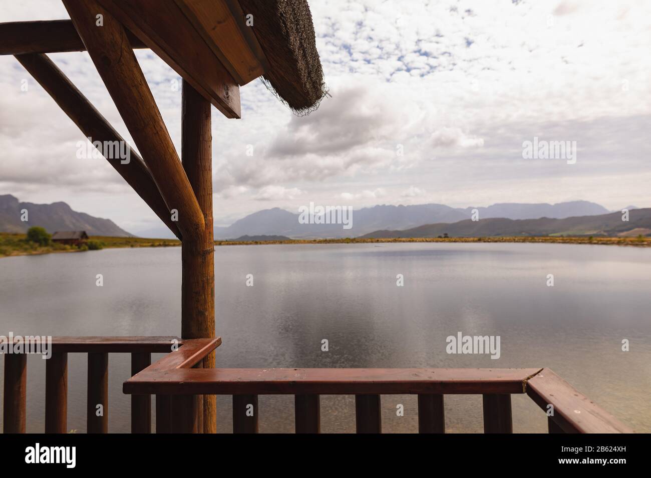 Holzschuppen und Blick auf den See Stockfoto