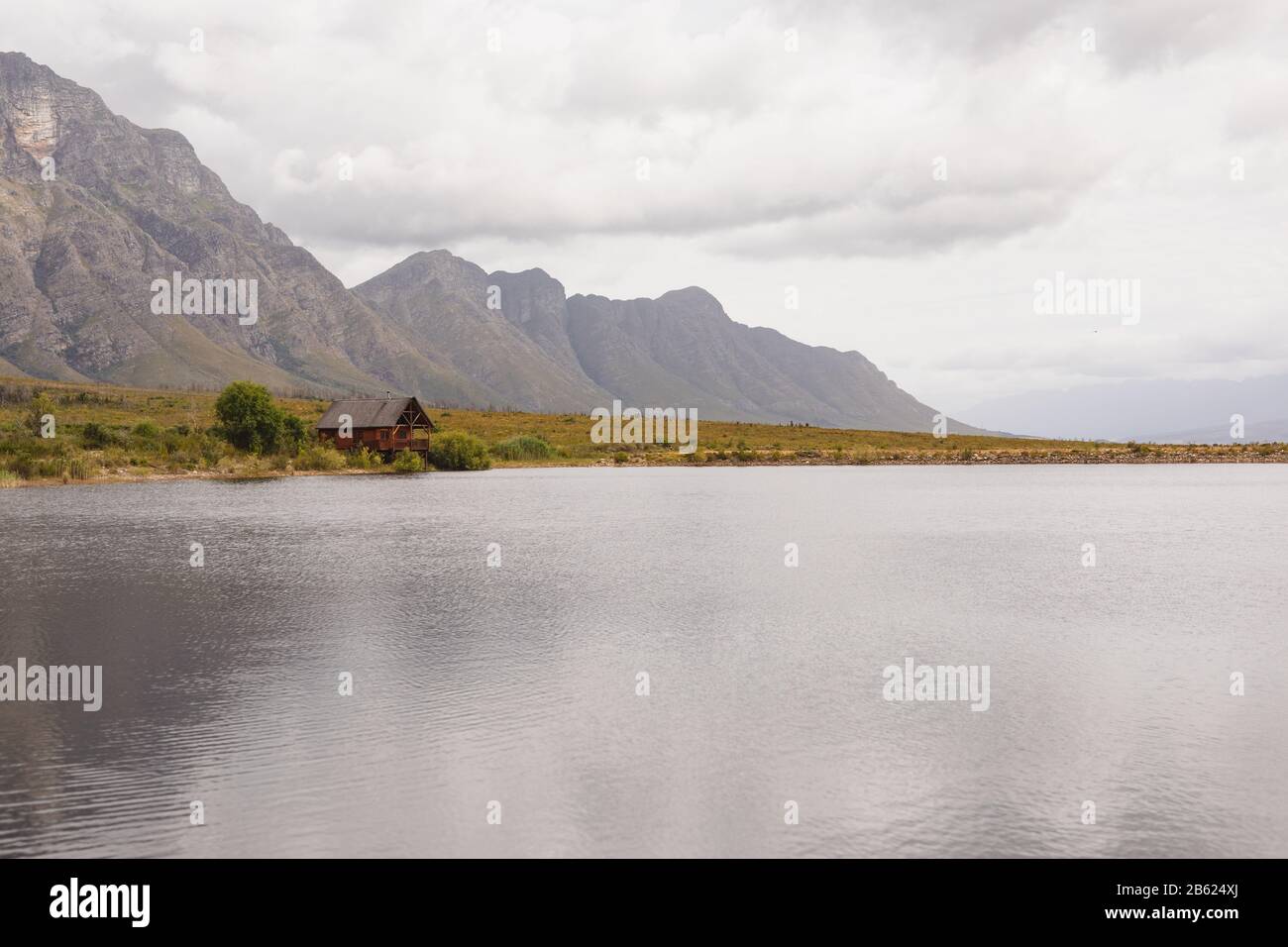Blick auf See, Berge und Holzschuppen Stockfoto
