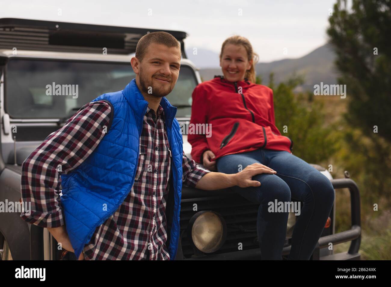 Kaukasische Paare genießen ihre 4x4 Stockfoto