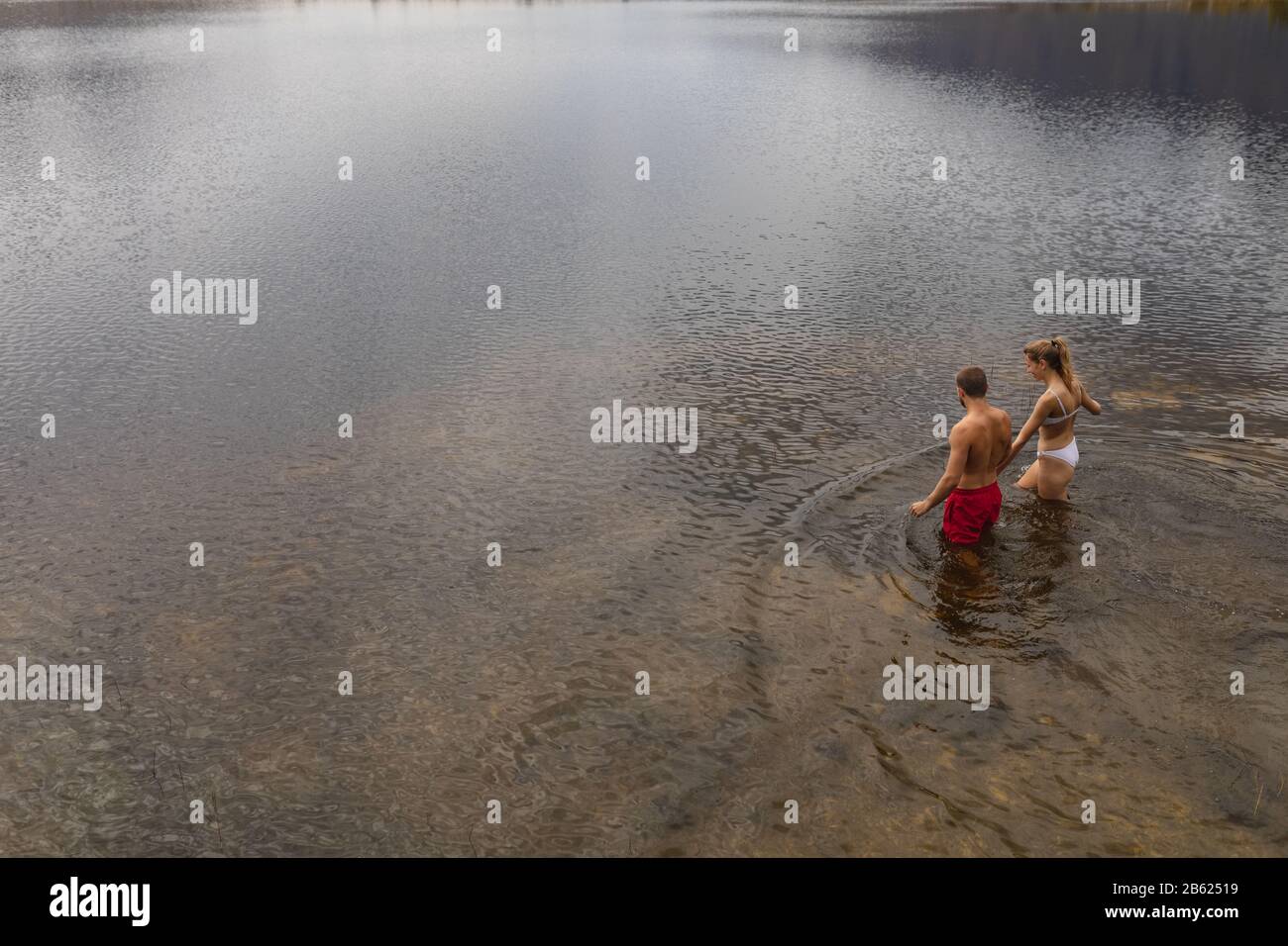 Kaukasisches Paar bereit zum Schwimmen im See Stockfoto
