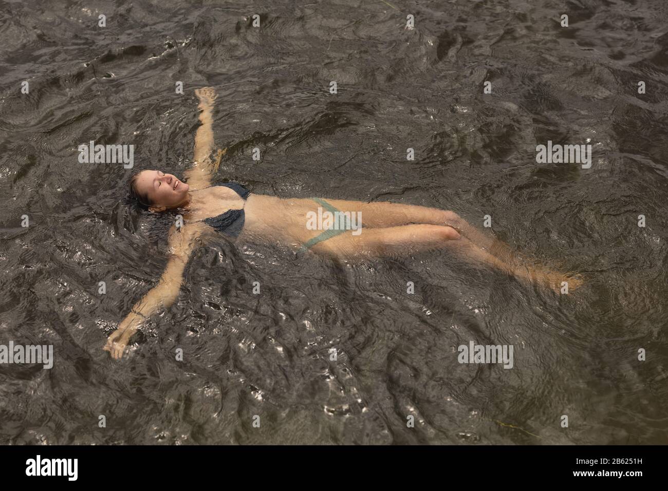 Kaukasische Frau genießt den See Stockfoto