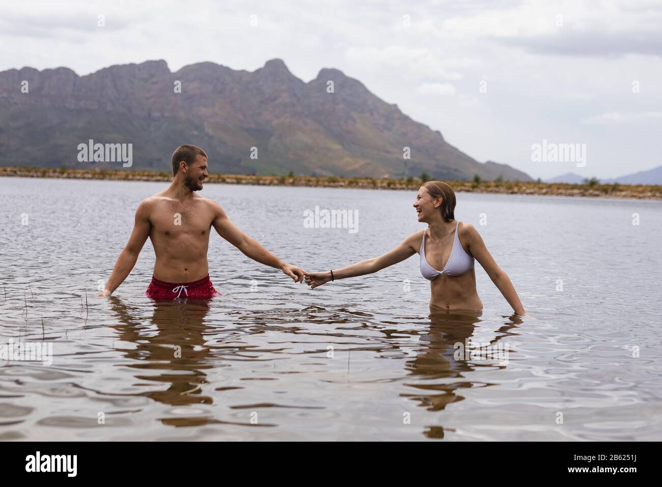 Kaukasisches Paar genießt den See Stockfoto