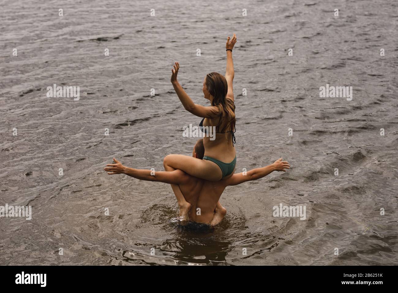 Kaukasisches Paar genießt den See Stockfoto