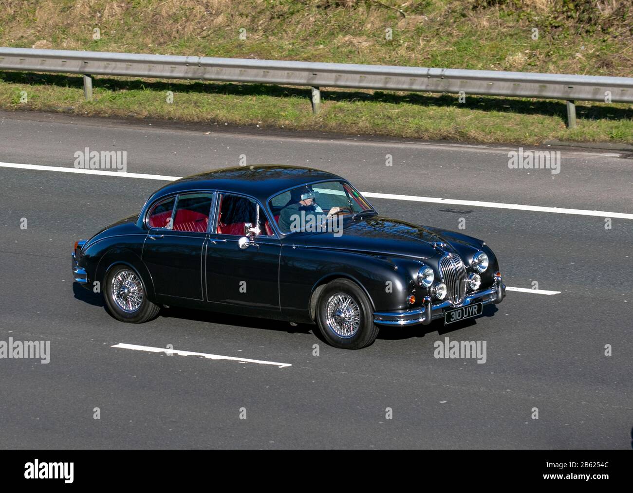 1962 60er Jahre grau schwarz Jaguar MK II; Fahrzeugverkehr, Transport, klassische britische Fahrzeuge, Limousinen, Fahrzeug auf britischen Straßen, Motoren, Autofahren auf der Autobahn M6 Stockfoto