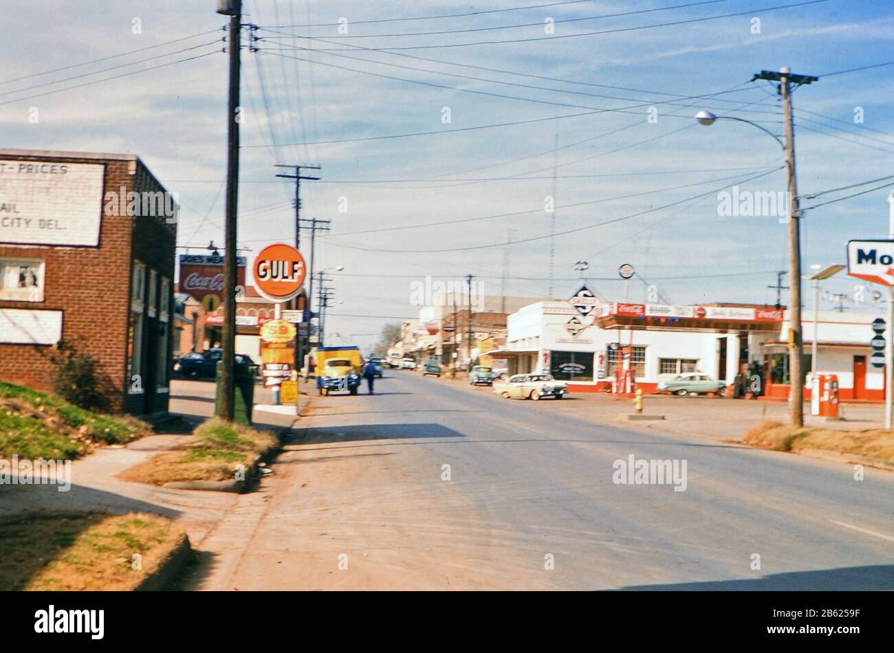 Tankstellen auf einer Straße im Center Texas Ca. 1957-1960 Stockfoto