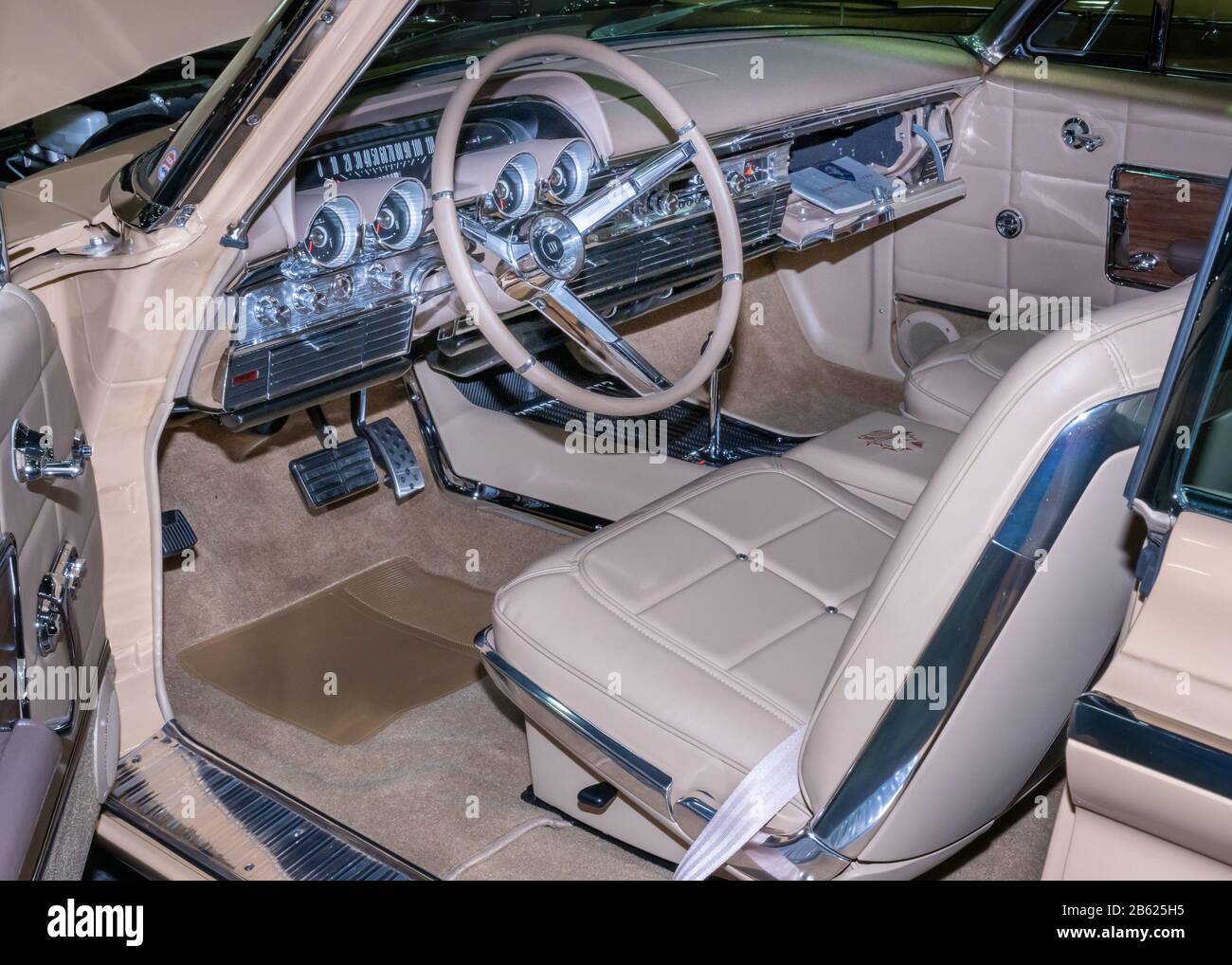 Detroit, MI/USA - 29. Februar 2020: Nahaufnahme eines Mercury Marauder Innenraums 1964 im Detroit Autorama. Stockfoto