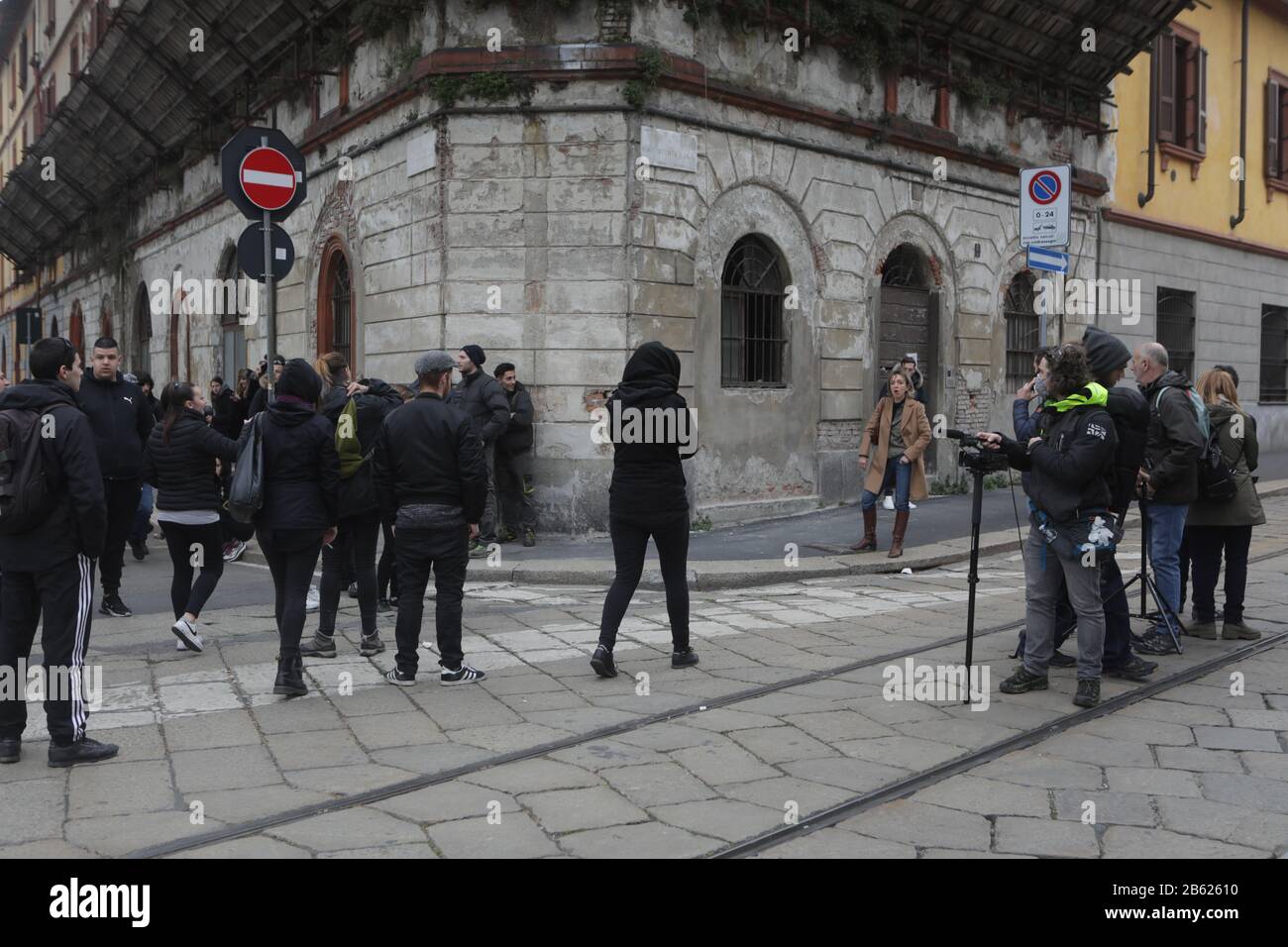 Mailand, Italien. März 2020. Die Insassen protestieren am 9. März 2020 auf einem Dach eines Flügels im Gefängnis von San Vittore in Mailand in einer der Quarantäne-Rotzonen Italiens. Kredit: Mairo Cinquetti/Alamy Live News Stockfoto