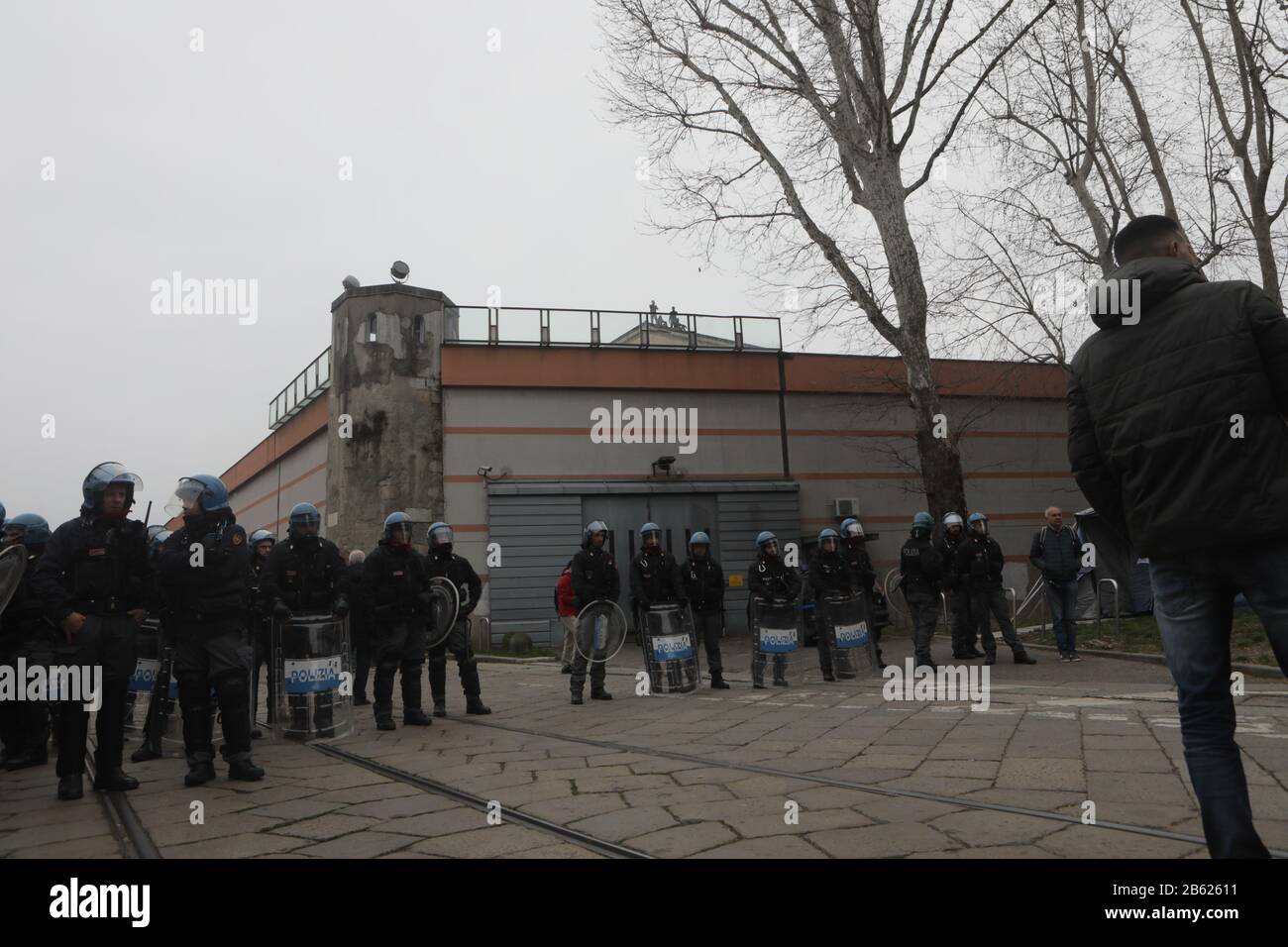 Mailand, Italien. März 2020. Die Insassen protestieren am 9. März 2020 auf einem Dach eines Flügels im Gefängnis von San Vittore in Mailand in einer der Quarantäne-Rotzonen Italiens. Kredit: Mairo Cinquetti/Alamy Live News Stockfoto