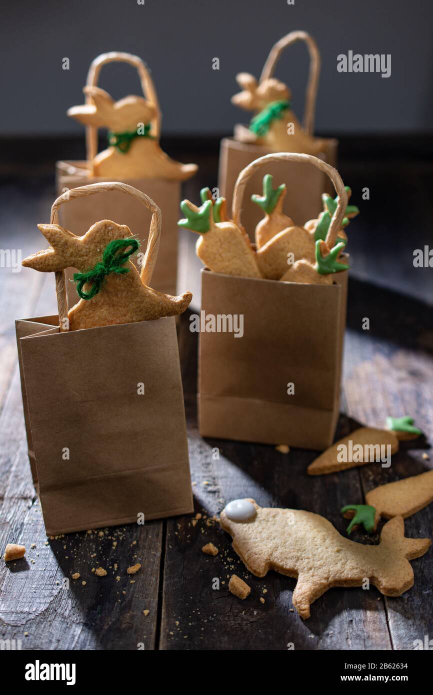 Shortbread Plätzchen in Form von Häschen und Karotten.Osterzeit.Fettarme Süßigkeiten.Köstliche Speisen und Getränke Stockfoto