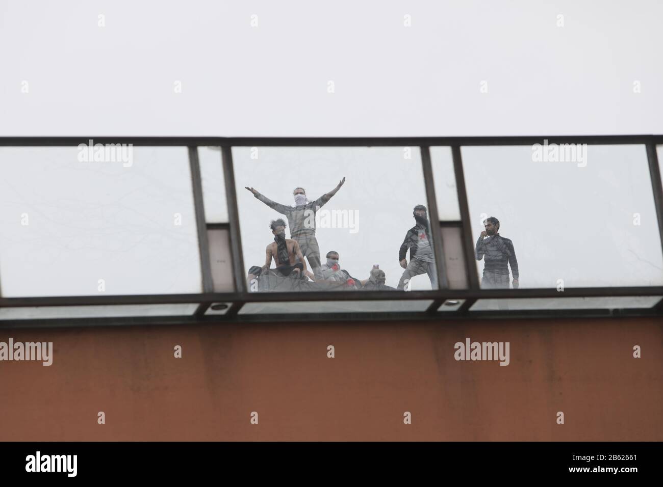 Mailand, Italien. März 2020. Die Insassen protestieren am 9. März 2020 auf einem Dach eines Flügels im Gefängnis von San Vittore in Mailand in einer der Quarantäne-Rotzonen Italiens. Kredit: Mairo Cinquetti/Alamy Live News Stockfoto