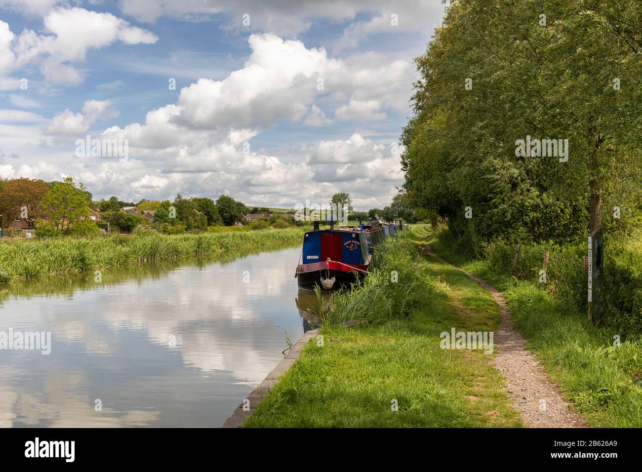 Im Juni vertäuten Kanalboote am Kennet- und Avon-Kanal in Great Bedwyn, Wiltshire, England, Großbritannien Stockfoto
