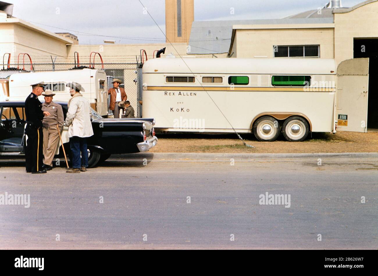 1960 Ft. Worth Stock Show - Rex allen Pferdeanhänger für sein Pferd Koko (möglicherweise Rex allen zwischen LKW und Anhänger) Stockfoto