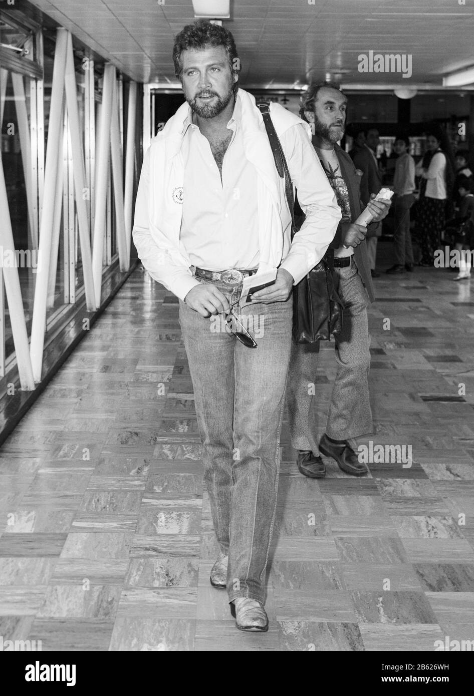 Schauspieler Lee Majors verlässt im Juni 1981 den Londoner Flughafen Heathrow. Stockfoto