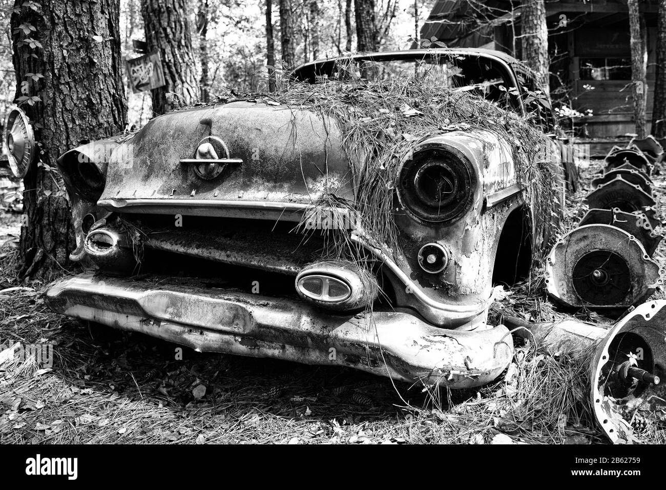 Nahaufnahme der Vorderen eines alten Schrott Auto in einem Junk Yard Stockfoto