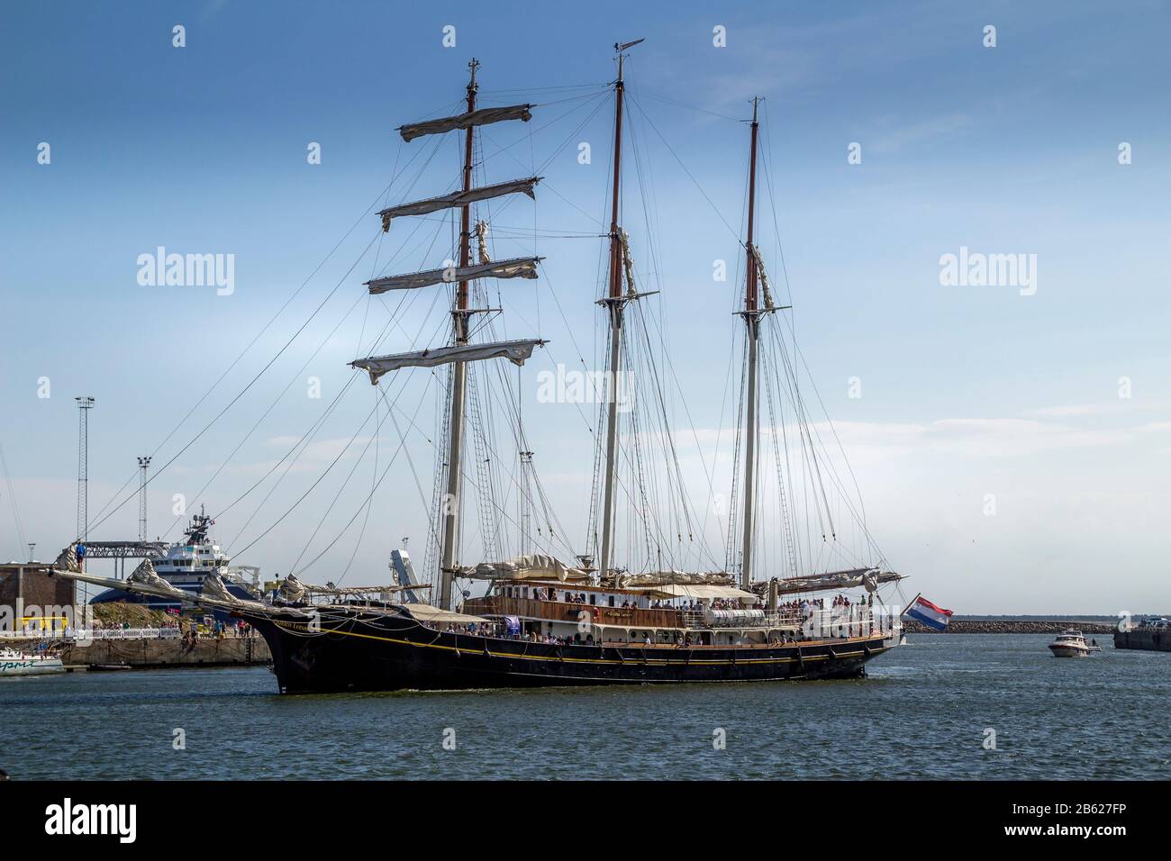 Esbjerg, Dänemark - 02. August 2014: Großes Schiff auf dem Weg durch den Hafen. Große Schiffe Rennen im Esbjerg Hafen Stockfoto