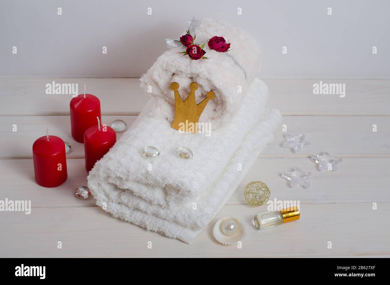 Royal Spa Verfahren, Massage als Geschenk. Weißes Handtuch, Kerzen, Salz, Blumen als Dekor mit Kopieraum auf weißem Hintergrund. Anti-Stress und Detox TR Stockfoto