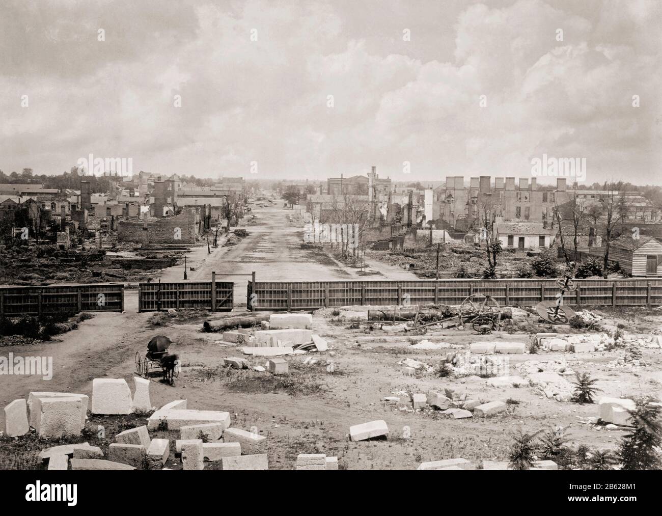 Columbia, South Carolina, Vereinigte Staaten von Amerika im Februar 1865, nachdem ein Großteil der Stadt durch einen Brand zerstört wurde. Vom Staatshaus aus gesehen. Nach einem Foto des amerikanischen Fotografen George N. Barnard, von 18-1902. Stockfoto