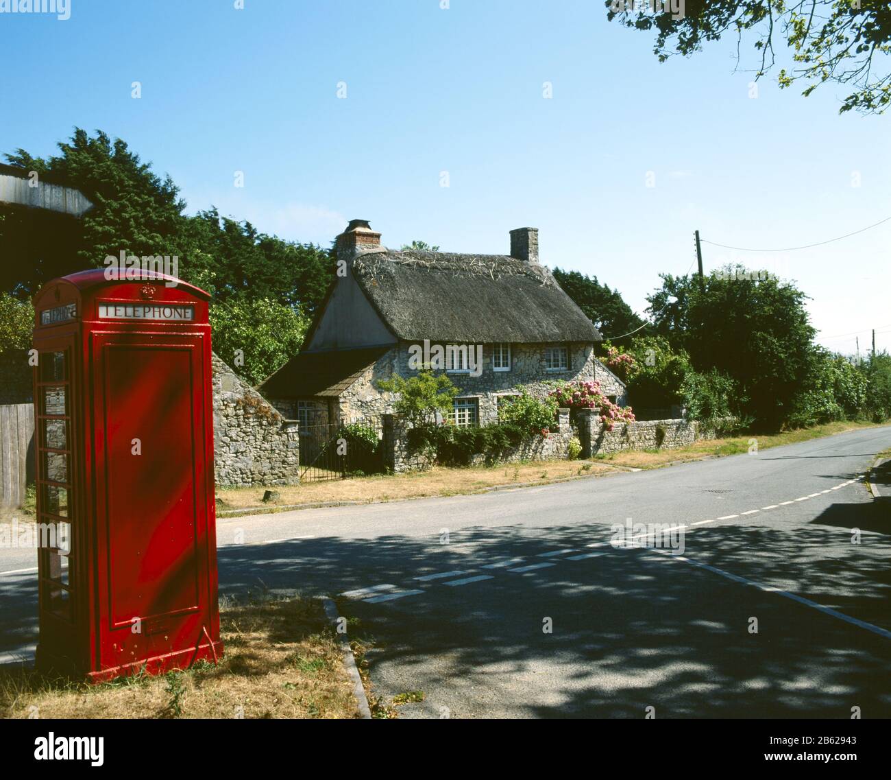 Reetched Cottage and Red Phone box, Gileston, Vale of glamorgan, South wales. Stockfoto