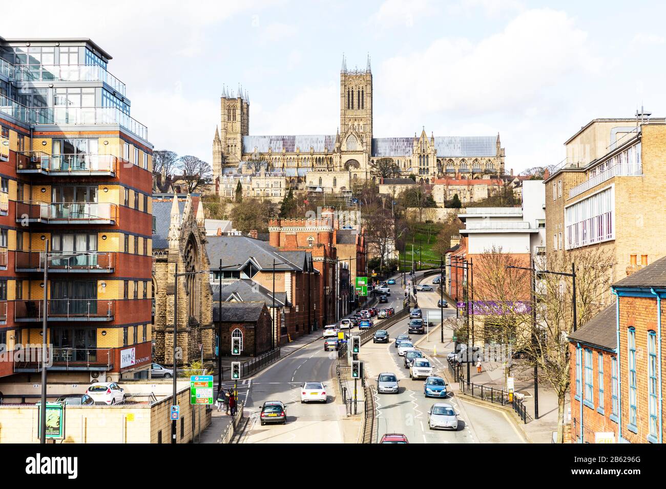 Lindus Hill führt zur Kathedrale von Lincoln, Lincoln City UK, England, Lincoln Cathedral, Lincoln UK, Straße, Straßen, Straße, Gebäude, Außenansicht, Kathedrale, Stockfoto