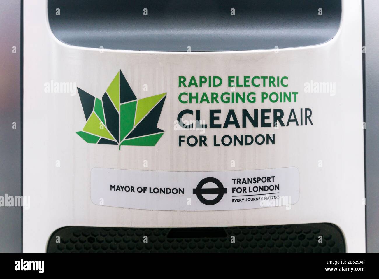 Cleaner Air for London Schild an einem BP Chargemaster Schnellladeplatz an einer Bordsteinflucht im Süden Londons. Stockfoto