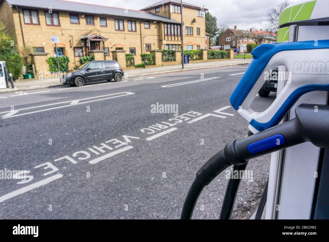 BP Chargemaster Rapid Electric Charging Point an einer Bordsteinflucht im Süden Londons. Stockfoto