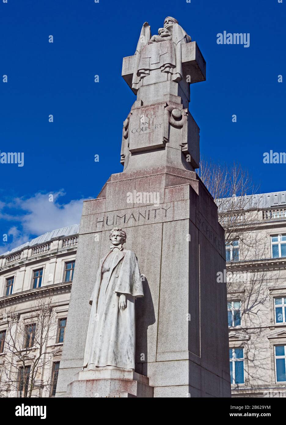 London, Westminster. Das Denkmal für Edith Cavell an St Martin's Place, das 1920 wieder dort errichtet wurde. In Carrara-Marmor von Sir George Frampton gestaltet. Stockfoto