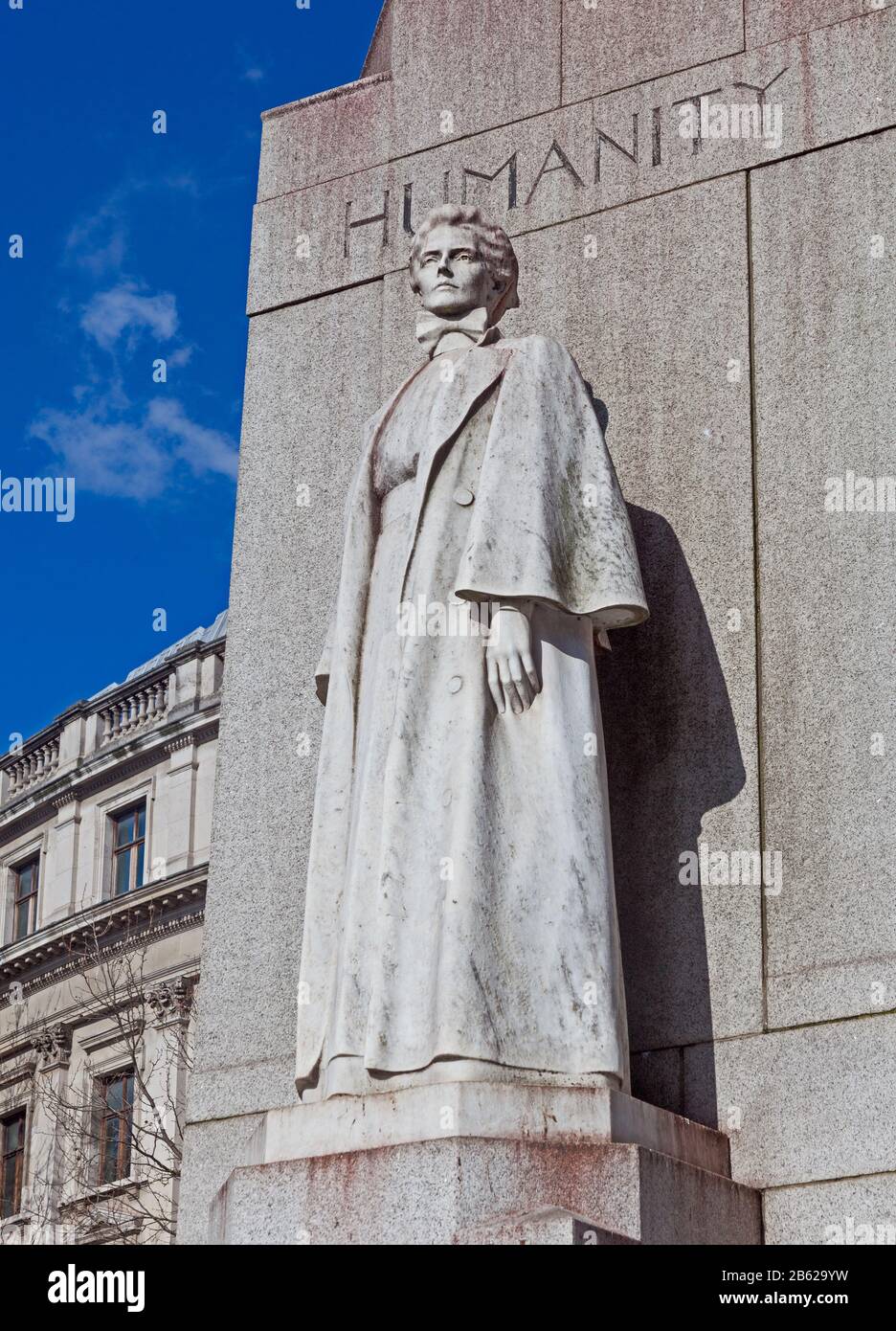 London, Westminster. Das Denkmal für Edith Cavell an St Martin's Place, das 1920 wieder dort errichtet wurde. In Carrara-Marmor von Sir George Frampton gestaltet. Stockfoto